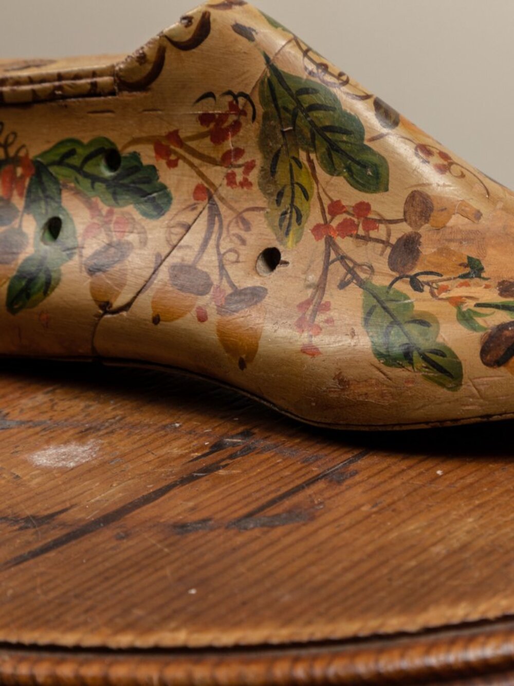 Antique Wooden Shoe Last Hand Painted Folk Art E Dean Acorn Oak Leaf Decor Form - Picture 2 of 7